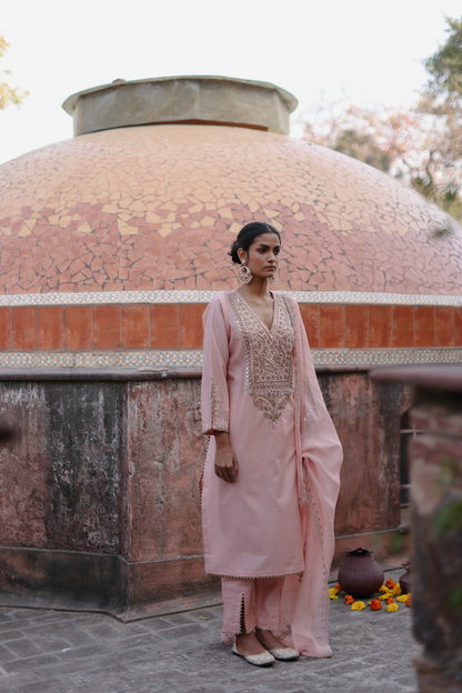 Pink straight kurta with embroidery with slit pants and organza dupatta