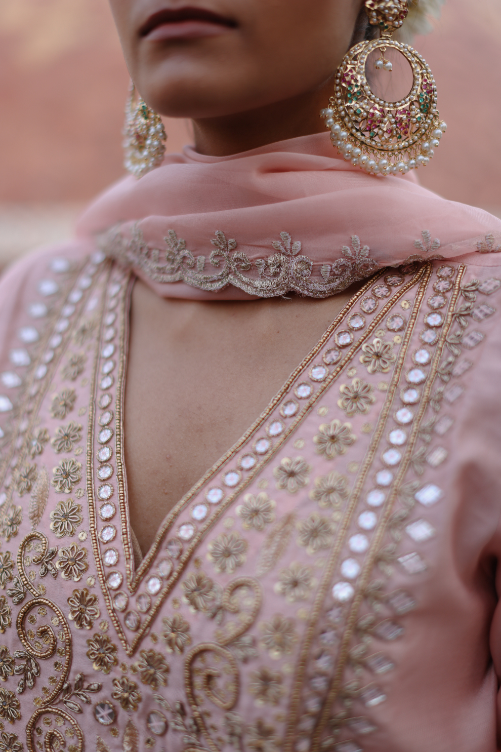 Pink straight kurta with embroidery with slit pants and organza dupatta