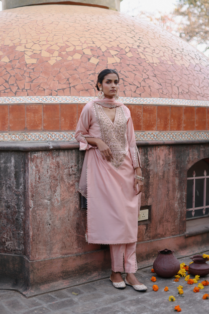 Pink straight kurta with embroidery with slit pants and organza dupatta