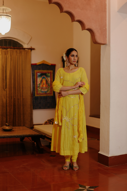 Yellow white kalidaar kurta with embroidered big blooms