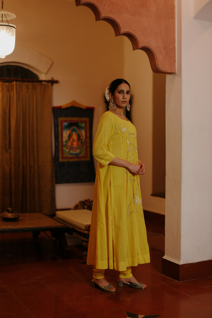 Yellow white kalidaar kurta with embroidered big blooms