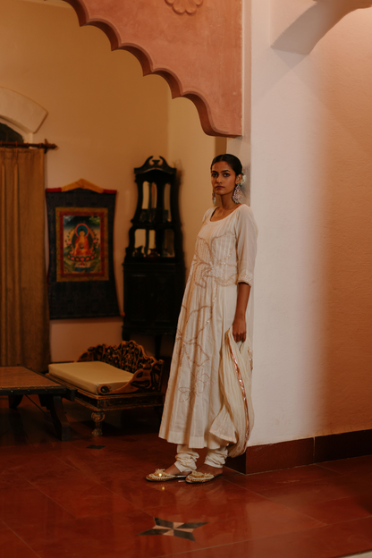 Off white kalidaar kurta with embroidered big blooms