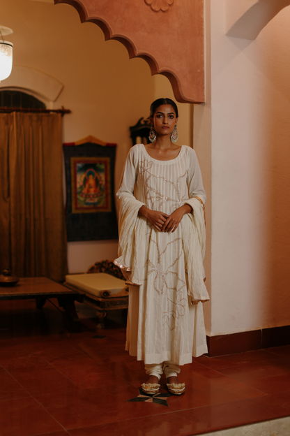 Off white kalidaar kurta with embroidered big blooms